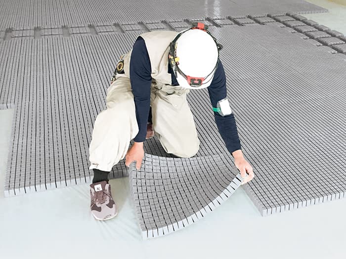 移設・撤去が簡単で、配線にも対応可能な床下地材“自在マット”