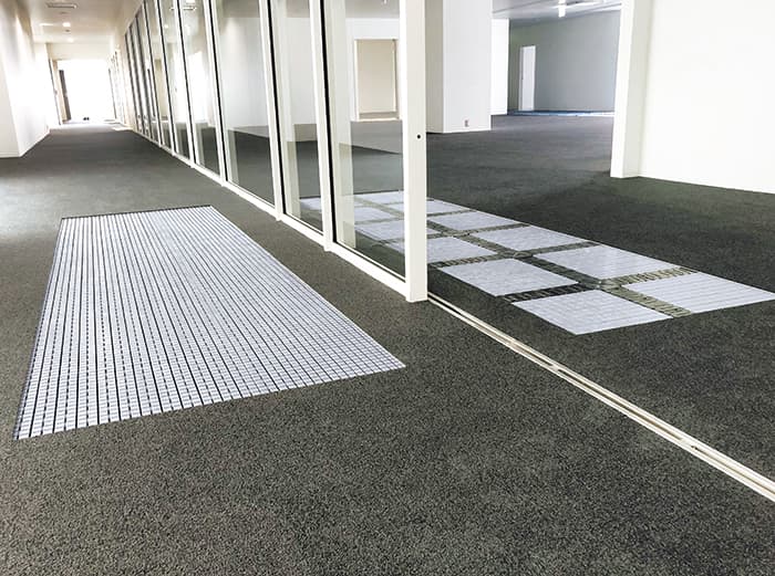 移設・撤去が簡単で、配線にも対応可能な床下地材“自在マット”