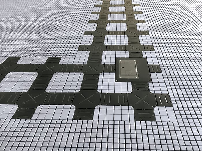 移設・撤去が簡単で、配線にも対応可能な床下地材“自在マット”