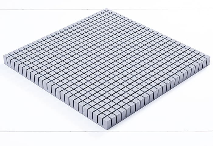 移設・撤去が簡単で、配線にも対応可能な床下地材“自在マット”