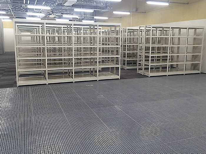 移設・撤去が簡単で、配線にも対応可能な床下地材“自在マット”