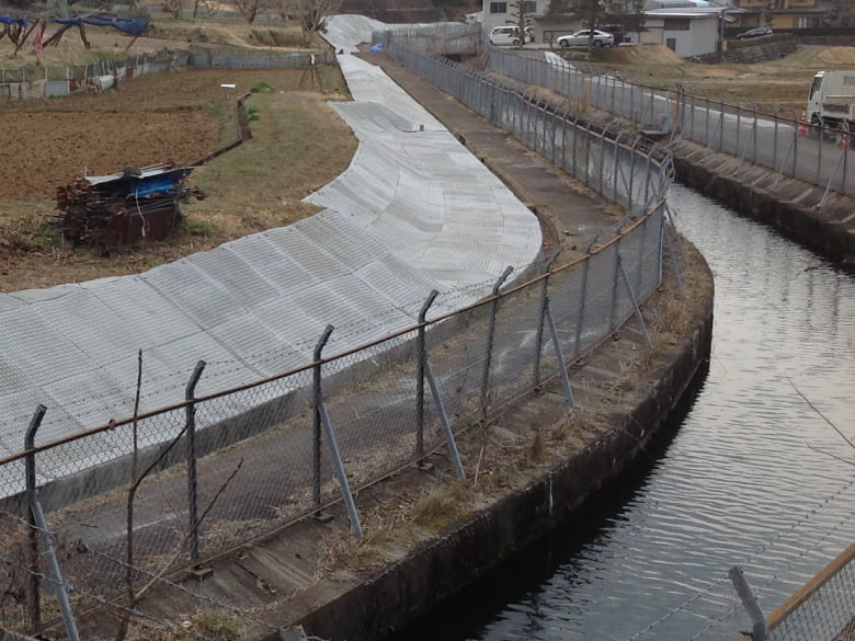 のり面向け防草マット【マルチマット】