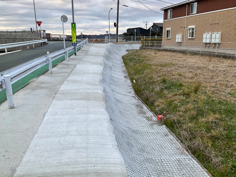 道路路肩法面用防草マット(マルチマット)