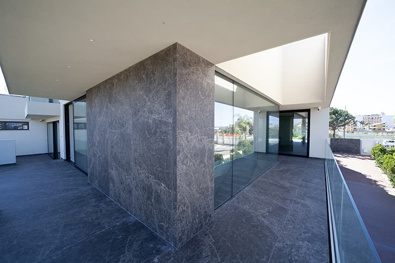 LAMINAM 大判磁器質セラミックタイル(I Naturaliシリーズ/黒系)/ラミナムジャパン株式会社