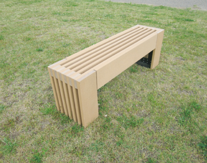 再生木を使ったベンチ