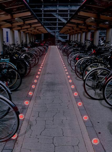 ハイブリッド型LED自発光式表示鋲【ランウェイ】/ 株式会社アクシア