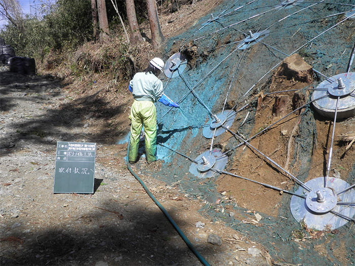 ポリソイル緑化工法(急斜面事例)