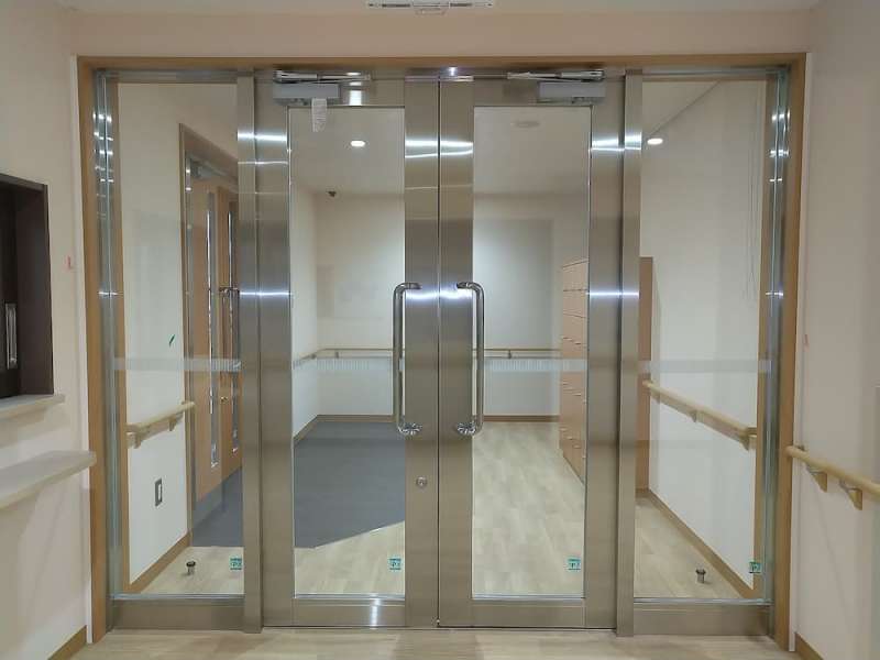 両袖FIX付両開框ドア / 株式会社マルサ佐藤製作所