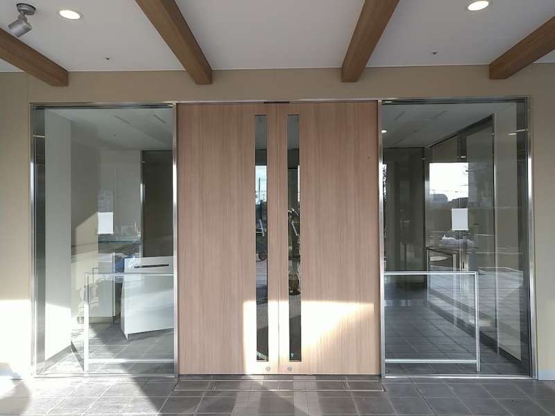 両袖FIX付引分自動額窓付フラッシュドア(ダイノックシート貼り) / 株式会社マルサ佐藤製作所