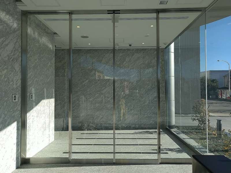 両袖FIX付両引分自動スリムドア・片袖コーナーFIX枠 / 株式会社マルサ佐藤製作所