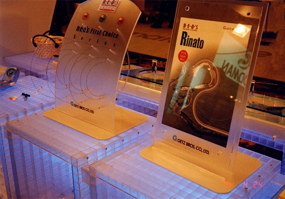 プラスチック製グリッドパネルキャビネット「キュービリア」