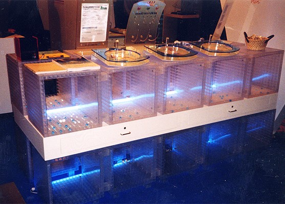 プラスチック製グリッドパネルキャビネット「キュービリア」