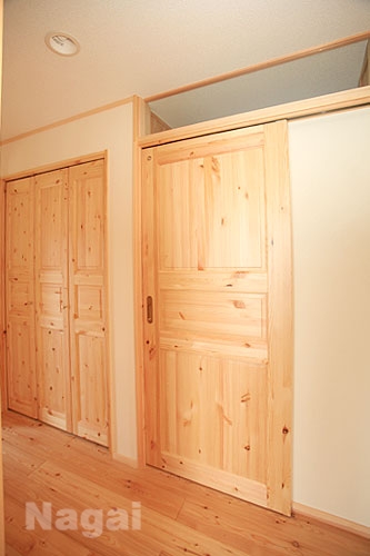 節有パインの室内木製ドア「イーストビオパインドア」