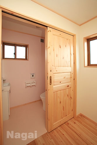 節有パインの室内木製ドア「イーストビオパインドア」