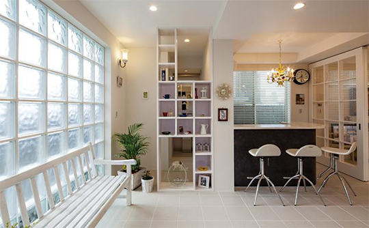 水面のようなガラスブロックで、太陽の動きを感じる家