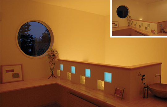 ソーダブルーの光を放つ蓄光ガラスブロックがお住まいのアクセントに