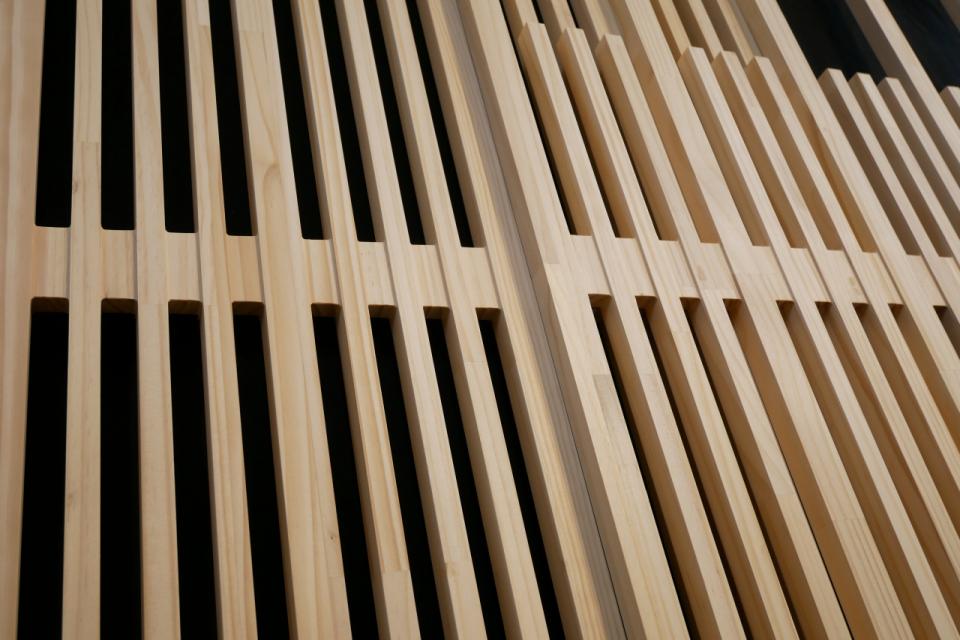 天然木の透かし彫り組子風パネル|DSパネル 縦格子