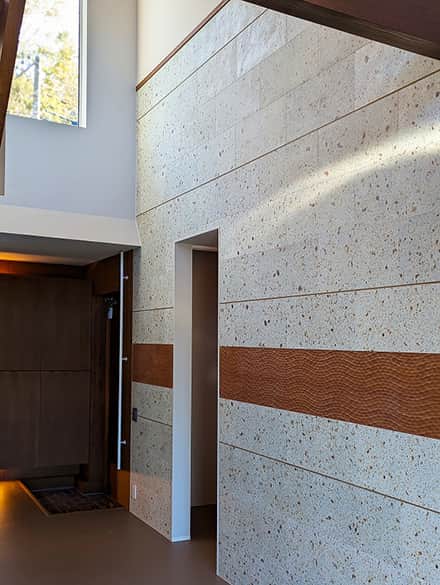 大谷石をリアルに再現した内装用不燃壁材|ストーンテックス パネルタイプ