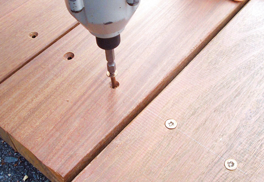 ビス穴が四角なので潰れたり滑ったりしにくくハードウッドの施工に向いています。