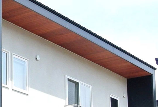 天然木の色や木目に現れる個体差が外構の表情を豊かにしてくれます。