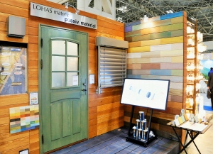 木製断熱玄関ドアとレッドウッドサイディング。どちらも53色の当社の自然塗料で塗装可能。
