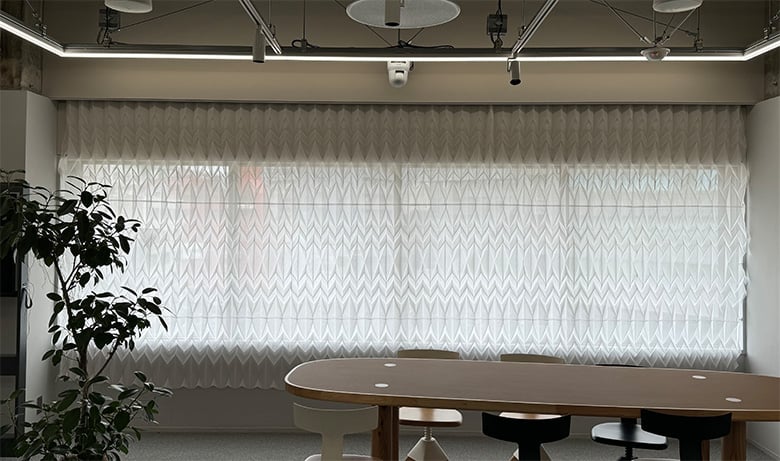 【SORIORI】折り紙/3Dカーテン 透過光が窓辺を彩る独創的な立体テキスタイル