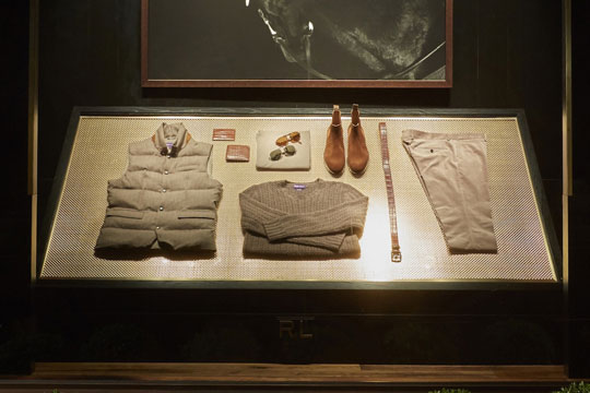 (ディスプレイ什器施工事例)