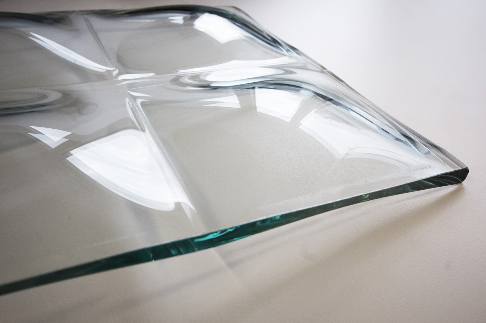 【美しい景観を提供する3Dガラス】