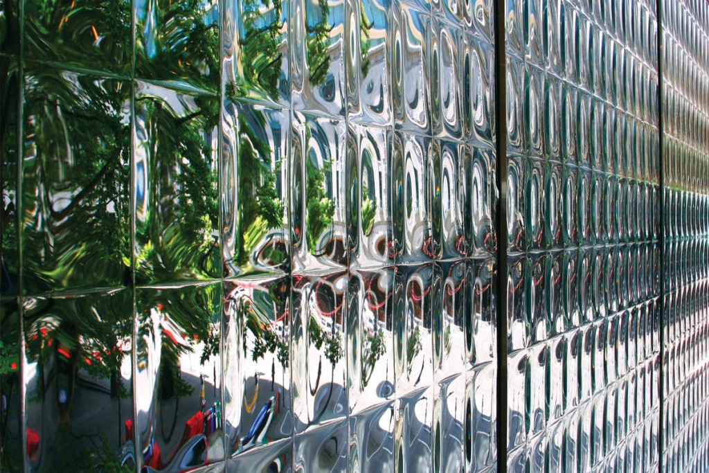 【美しい景観を提供する3Dガラス】