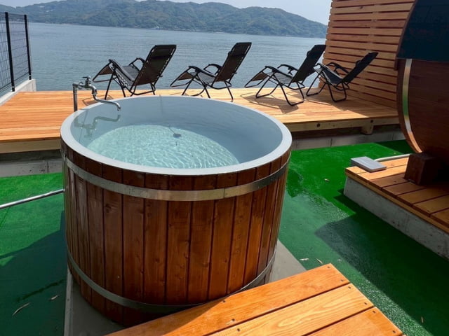 国産ひのき円形水風呂