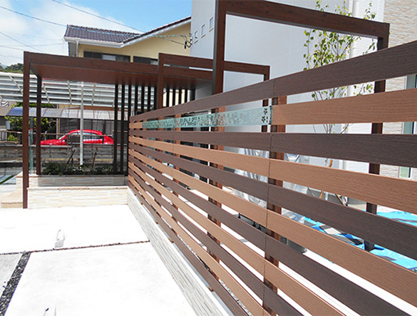 ウッドフェンスオリジナル人工木材Eee-Wood/サーロジック株式会社