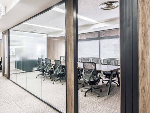 三和の間仕切商品「スチール・ガラスパーティション」