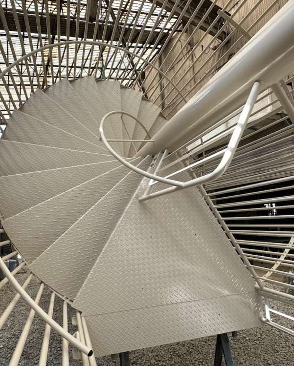 内側ステップ付避難用すべり台 / 山陽建工株式会社