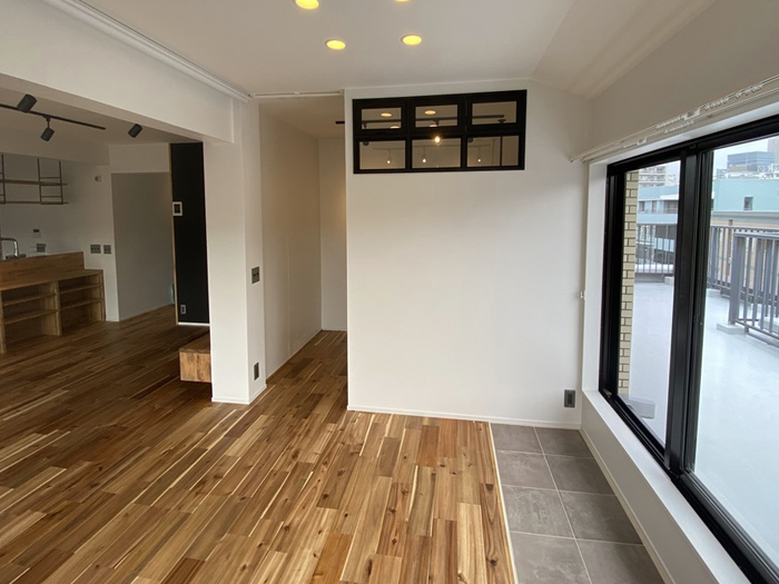 フローリング アカシアUNI(節有り、オイル塗装)、ナラUNI(節無し/節有り、オイル塗装/無塗装)  、オーク複合(節無し/節有り、オイル塗装/無塗装)