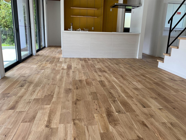 フローリング アカシアUNI(節有り、オイル塗装)、ナラUNI(節無し/節有り、オイル塗装/無塗装)  、オーク複合(節無し/節有り、オイル塗装/無塗装)