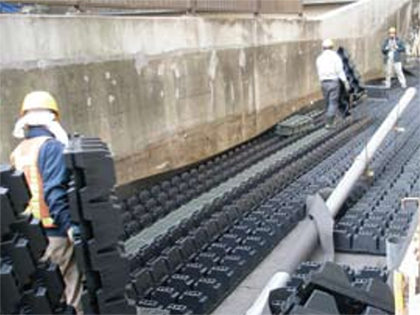 雨水貯留浸透槽「アクアロード」