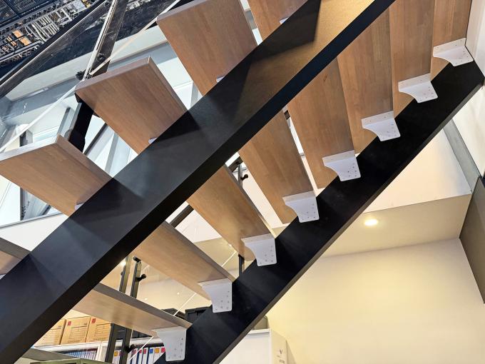 踏板は淡いグレー系で塗装 黒い桁に白金具がアクセント