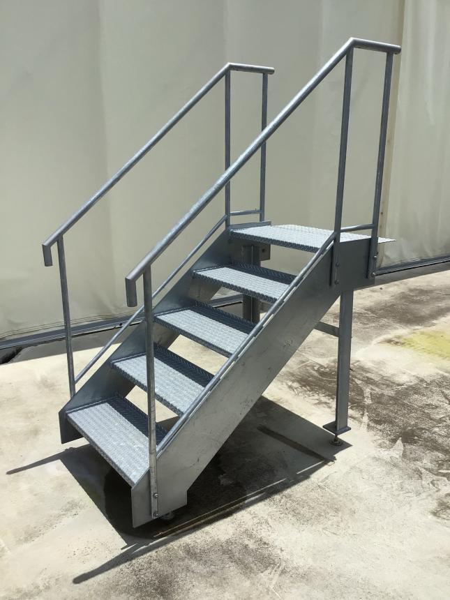 トラックバース階段