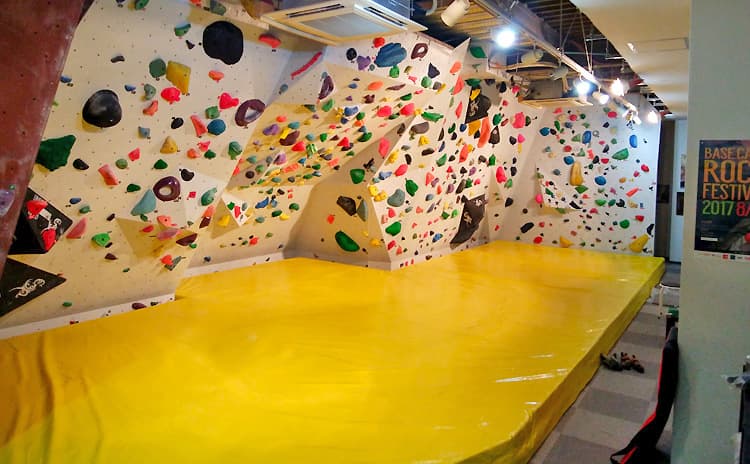 クライミング施設用のウレタンマットを加工 / 株式会社ストライダー社