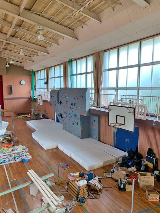 クライミング施設用のウレタンマットを加工 / 株式会社ストライダー社