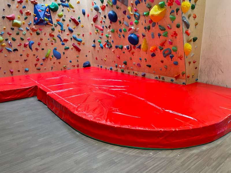 クライミング施設用のウレタンマットを加工 / 株式会社ストライダー社