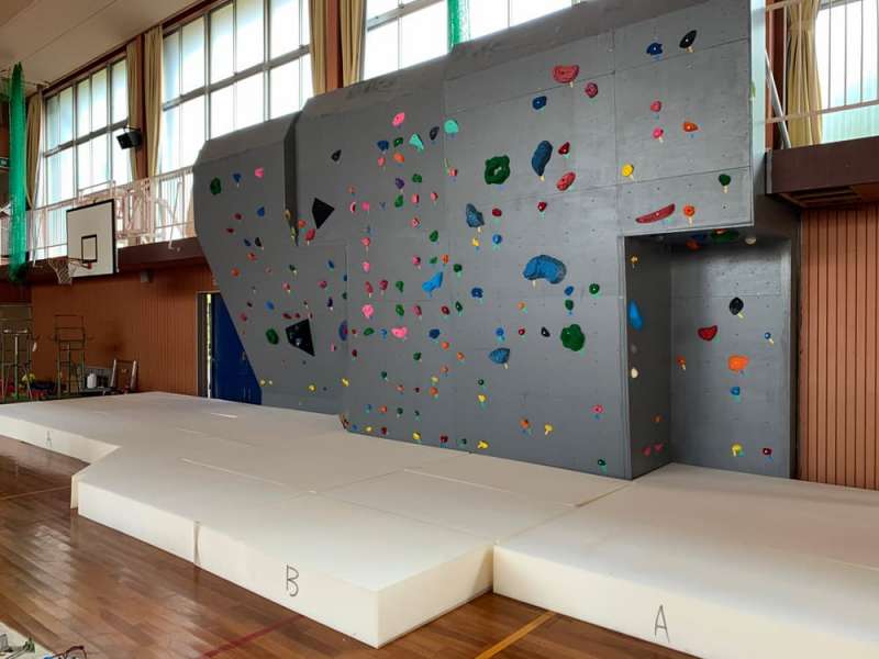 クライミング施設用のウレタンマットを加工 / 株式会社ストライダー社