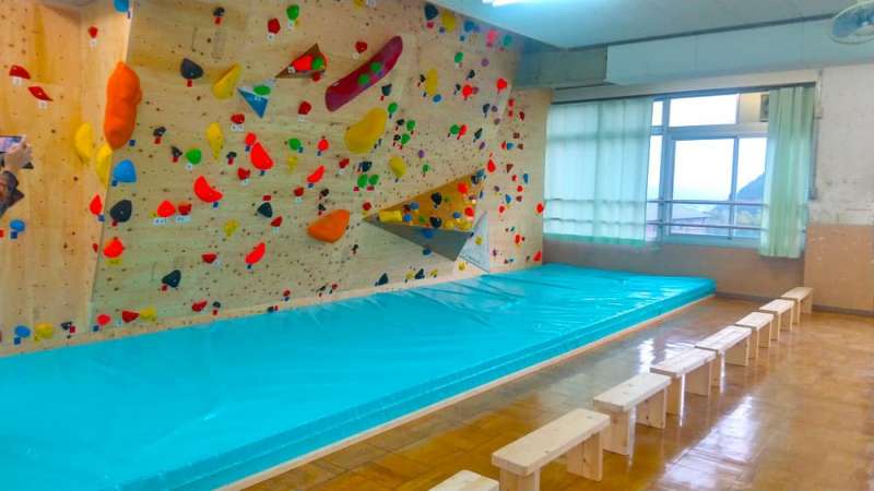 クライミング施設用のウレタンマットを加工 / 株式会社ストライダー社