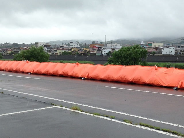 可搬式特殊堤防「デルタチューブ®(三角水のう)」