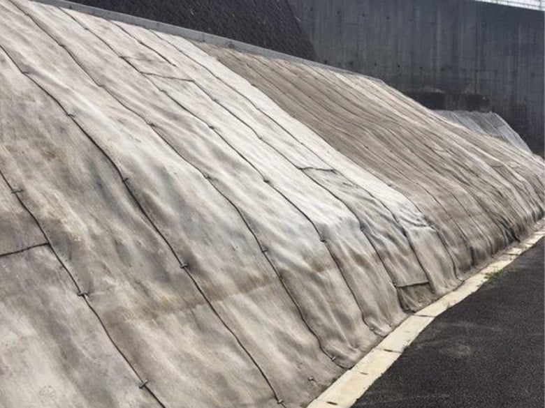 散水により硬化するジオシンセティックセメント複合マット「コンクリートキャンバス®」