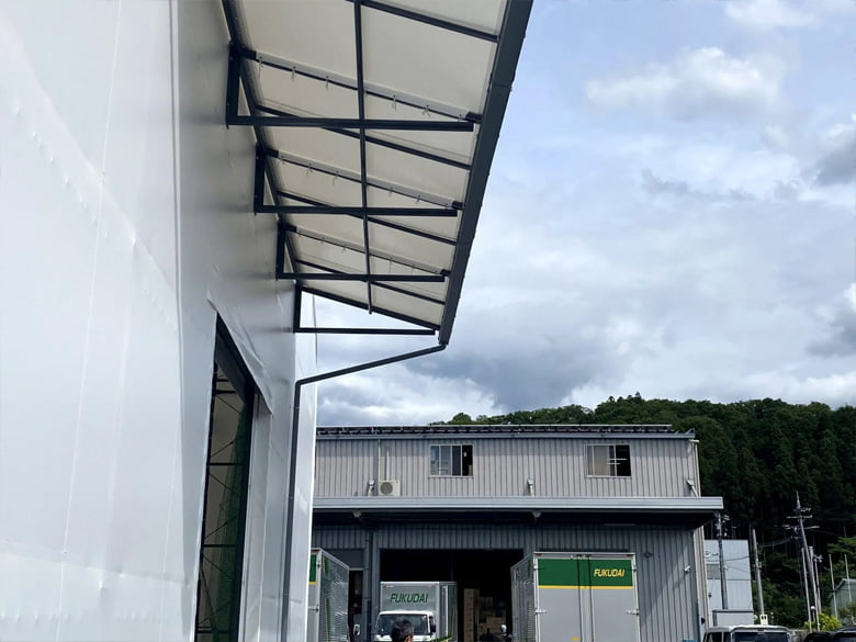 防鳥ネット付きテント倉庫/高島株式会社