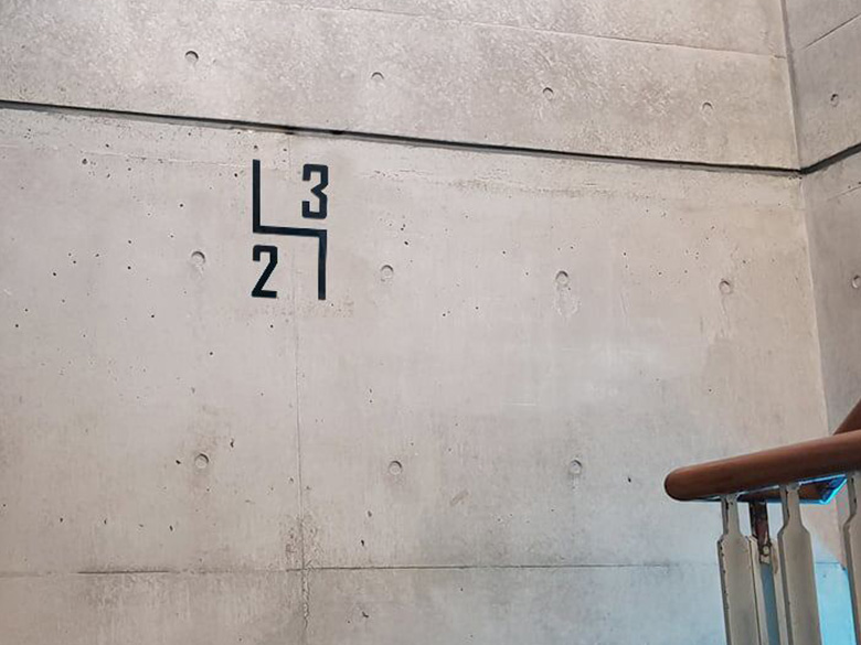 壁付サイン(ツケレルン)/ 西崎ベース / 株式会社タム