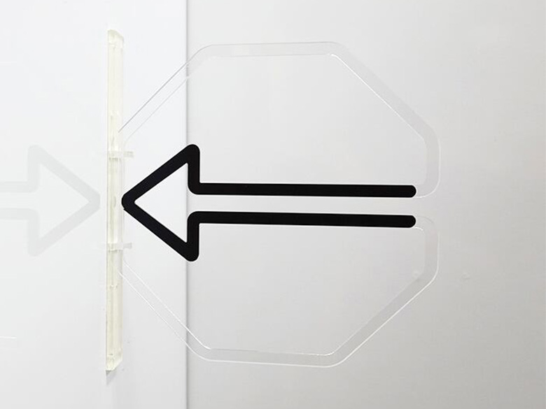 突き出しサイン/屋内