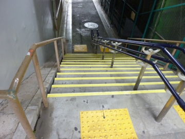 ブルー発光の水性蓄光塗料 グローペイント・アクオス