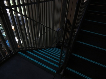 ブルー発光の水性蓄光塗料 グローペイント・アクオス